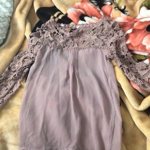 Blouse with lace arms